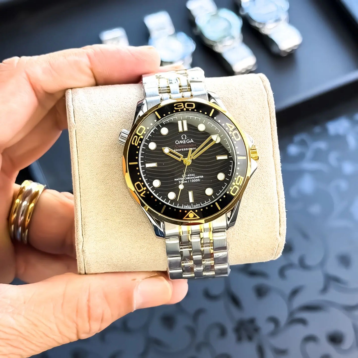 OMEG4_AUTO_GOLD_TT_BLACK