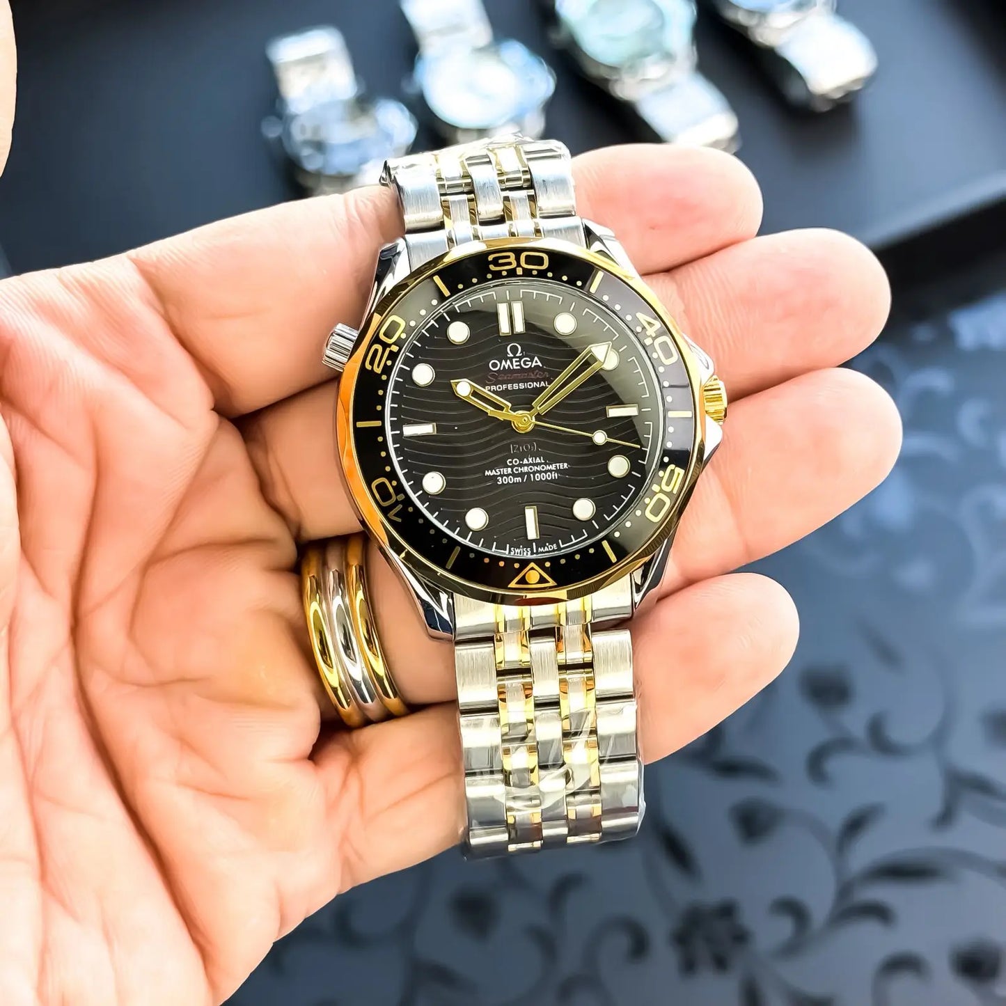 OMEG4_AUTO_GOLD_TT_BLACK