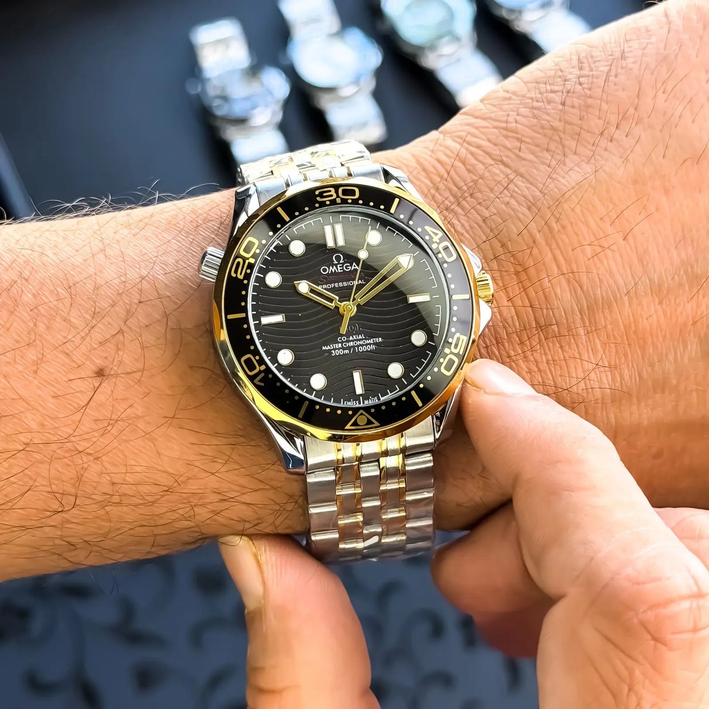 OMEG4_AUTO_GOLD_TT_BLACK